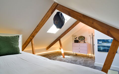 Leetor: Indretning, Gulvbelægning, Etage, Møbel, Væg, Soveværelse, Træ, Seng, Loft, Værelse