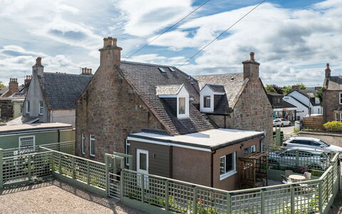 Thistle Cottage: Himmel, Bygning, Vindue, Tag, Hus, Hjem, Facade, Arkitektur, Boligområde, Sommerhus