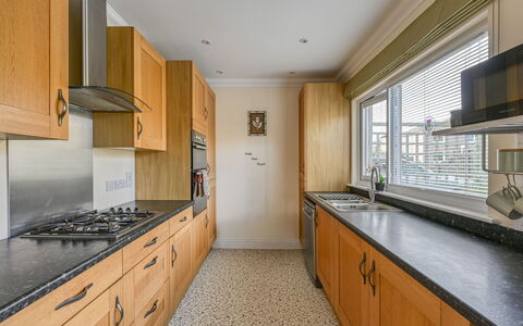 Thistle Cottage: Køkken, Countertop, Cabinetry, Gulvbelægning, Indretning, Køkken Apparat, Træ, Etage, Større Bandage, Loft