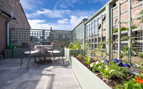 Thistle Cottage: Blomsterkrukke, Urban Design, Lejlighed, Have, Stueplante, Udendørs Møbler, Gårdsplads, Stol, Gårdhave, Gård