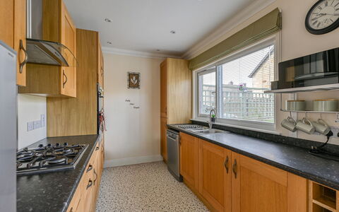 Thistle Cottage: Køkken, Countertop, Cabinetry, Indretning, Gulvbelægning, Køkken Apparat, Større Bandage, Træ, Etage, Loft