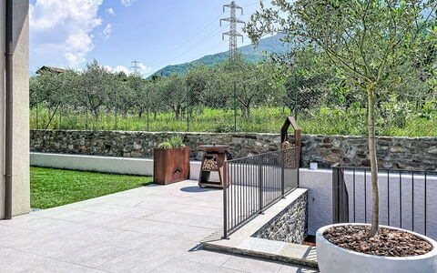 Aura: Have, Beton, Skygge, Flise, Landscaping, Backyard, Walkway, Gård, Gårdsplads, Indkørsel