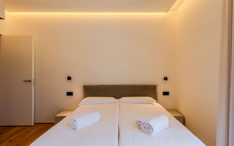 Aura: Indretning, Loft, Etage, Gulvbelægning, Værelse, Belysning, Soveværelse, Seng, Bed Frame, Lejlighed