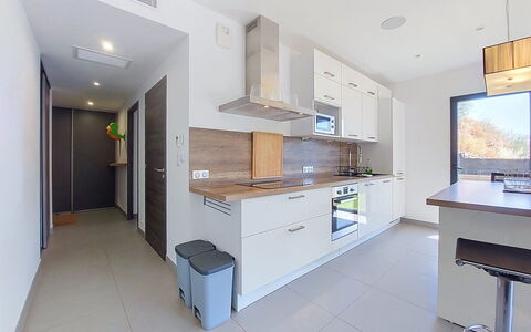 E Follicie: Indretning, Gulvbelægning, Træ, Etage, Møbel, Loft, Countertop, Cabinetry, Værelse, Køkken