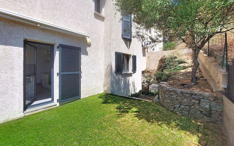 E Follicie: Væg, Boligområde, Hjem, Have, Backyard, Gård, Beton, Estate, Landscaping, Lawn