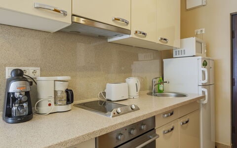 Patti: Køkken Apparat, Countertop, Cabinetry, Større Bandage, Køkken, Indretning, Lille Apparat, Møbel, Gulvbelægning, Håndvask