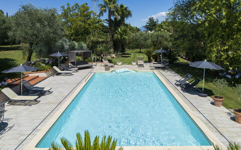 Villa El Perlè, Padenghe sul Garda: Svømmepøl, Vand, Udendørs Møbler, Udvej, Liggestol, Paraply, Møbel, Thermae, Eco Hotel, Water Feature