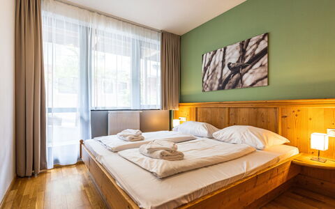 Zell am See 79: Seng, Soveværelse, Træ, Indretning, Gulvbelægning, Etage, Loft, Sengetøj, Møbel, Sengetøj