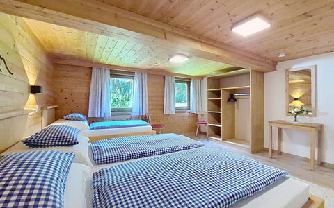 Ferienhaus Dinkl: Hjem, Sommerhus, Soveværelse, Loft, Seng, Eco Hotel, Hårdttræ, Hotel, Bejdse, Sengetøj