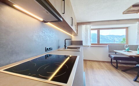 Ferienhaus Dinkl: Indretning, Gulvbelægning, Loft, Køkken, Countertop, Lysarmatur, Belysning, Værelse, Etage, Hjem