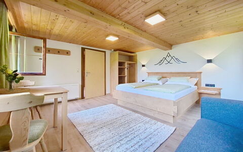 Ferienhaus Dinkl: Loft, Gulvbelægning, Indretning, Værelse, Soveværelse, Trægulve, Hotel, Hårdttræ, Suite, Bejdse