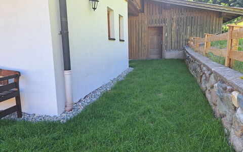 Grub: Lawn, Have, Backyard, Gård, Landscaping, Kunstgræs, Walkway, Gårdsplads, Stuehus