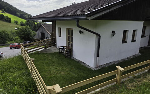 Grub: Træ, Hus, Sommerhus, Hjem, Landdistrikt, Hegn, Veranda, Hældning, Stuehus