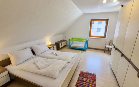 Haus Valentin: Indretning, Soveværelse, Gulvbelægning, Etage, Seng, Træ, Loft, Værelse, Møbel, Sengetøj