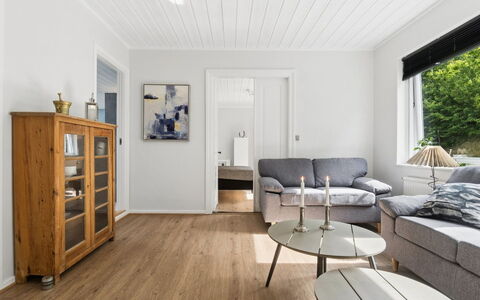 Görel - 250M from the Sea: Gulvbelægning, Trægulve, Etage, Indretning, Møbel, Træ, Laminat Gulv, Stue, Couch, Loft