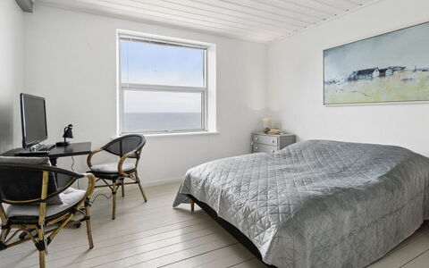 Görel - 250M from the Sea: Soveværelse, Seng, Etage, Gulvbelægning, Sengetøj, Sengetøj, Træ, Indretning, Møbel, Loft