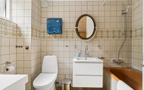 Görel - 250M from the Sea: Toiletbræt, Badeværelse, Toilet, Sanitærarmatur, Gulvbelægning, Etage, Indretning, Vvs, Flise, Håndvask