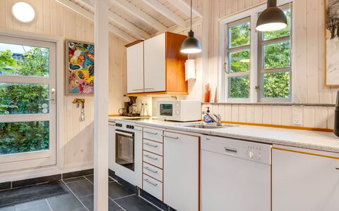 Unto - 6Km from the Sea: Træ, Gulvbelægning, Køkken, Indretning, Etage, Større Bandage, Loft, Hjem, Køkken Apparat, Countertop