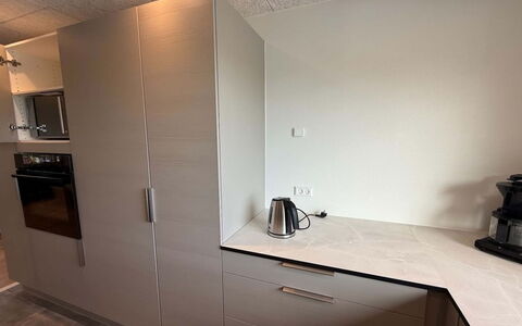 Alette - 400M from the Sea: Gulvbelægning, Indretning, Køkken, Cabinetry, Countertop, Etage, Køkken Apparat, Større Bandage, Loft, Møbel