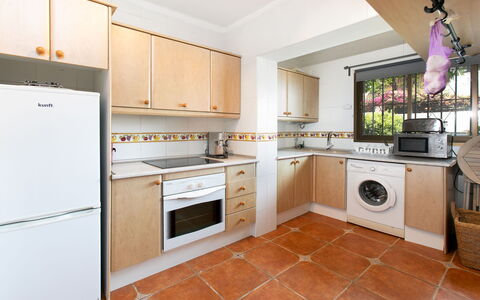 Carmen: Køkken, Køkken Apparat, Countertop, Større Bandage, Cabinetry, Gulvbelægning, Møbel, Indretning, Komfur, Træ