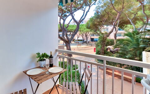 Cannes: Veranda, Udendørs Møbler, Altan, Skygge, Bejdse, Udendørs Bord, Stol, Stueplante, Hegn