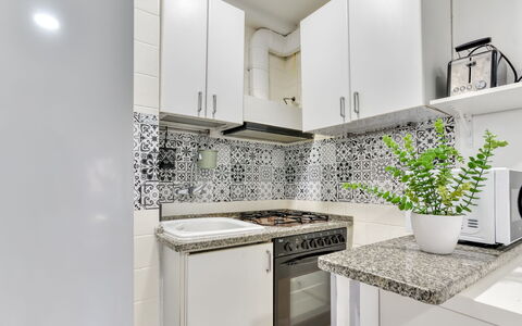 Cannes: Køkken, Køkken Apparat, Større Bandage, Countertop, Indretning, Gulvbelægning, Cabinetry, Etage, Hjem, Husholdningsapparat