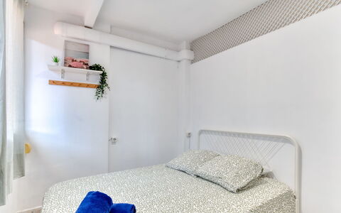 Cannes: Seng, Soveværelse, Sengetøj, Sengetøj, Væg, Indretning, Sengetøj, Møbel, Etage, Textile