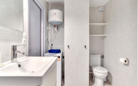 Cannes: Toiletbræt, Badeværelse, Sanitærarmatur, Toilet, Gulvbelægning, Etage, Håndvask, Vvs, Indretning, Tap