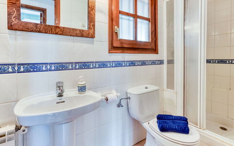 Quietud: Sanitærarmatur, Gulvbelægning, Badeværelse, Etage, Håndvask, Vvs, Tap, Flise, Toilet, Toiletbræt
