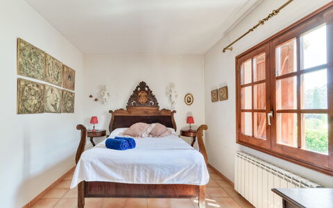 Quietud: Møbel, Seng, Indretning, Soveværelse, Væg, Træ, Gulvbelægning, Loft, Sengetøj, Etage