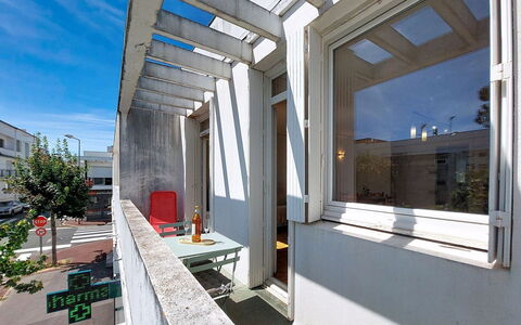 Metadier: Væg, Kompositmateriale, Urban Design, Beton, Lejlighed, Altan, Maling, Dagslys, Skygge