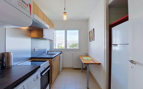 Metadier: Større Bandage, Lejlighed, Køkken, Indretning, Countertop, Værelse, Gulvbelægning, Cabinetry, Loft, Køkken Apparat