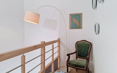 Les Bains D'Oléron 1: Møbel, Indretning, Væg, Gulvbelægning, Træ, Etage, Stue, Couch, Værelse, Belysning