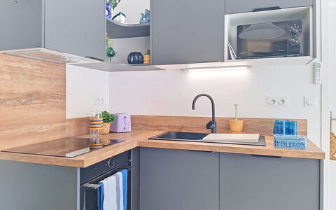 Les Bains D'Oléron 1: Køkken, Køkken Apparat, Countertop, Møbel, Cabinetry, Indretning, Træ, Større Bandage, Gulvbelægning, Husholdningsapparat