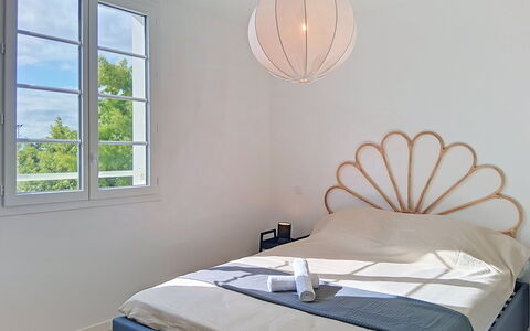 Les Bains D'Oléron 1: Indretning, Soveværelse, Møbel, Sengetøj, Seng, Sengetøj, Sengetøj, Bed Frame, Værelse, Lampe