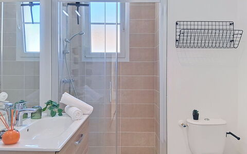 Les Bains D'Oléron 1: Badeværelse, Sanitærarmatur, Indretning, Gulvbelægning, Etage, Badeværelsesskab, Vvs, Håndvask, Toilet, Tap