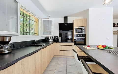 Villa des Amoureux: Køkken, Countertop, Køkken Apparat, Indretning, Møbel, Cabinetry, Større Bandage, Gulvbelægning, Træ, Loft