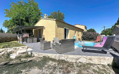 Villa des Amoureux: Hjem, Sommerhus, Skygge, Estate, Beton, Backyard, Landscaping, Gård, Stol, Udendørs Møbler