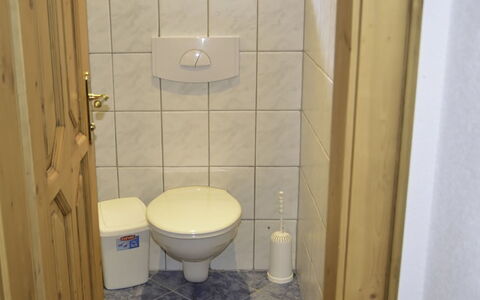 Kappl 327: Toiletbræt, Gulvbelægning, Væg, Træ, Toilet, Etage, Badeværelse, Sanitærarmatur, Indretning, Værelse
