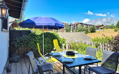 Balcon du Ciel 1: Møbel, Stol, Udendørs Møbler, Bord, Udendørs Bord, Køkken & Spisebord, Skygge, Kaffebord, Have, Gårdhave