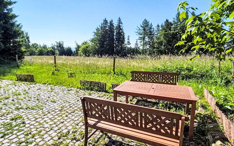 Golden View: Busk, Have, Bunddække, Landscaping, Parkere, Lawn, Udendørs Møbler, Skygge, Walkway, Gård