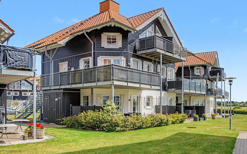 Elvira - 300M from the Sea: Blå, Boligområde, Lejlighed, Ejerlejlighed, Udvej, Altan, Estate, Lawn, Svømmepøl, Hotel