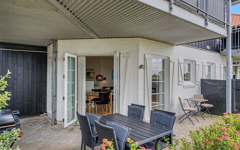 Elvira - 300M from the Sea: Blå, Boligområde, Lejlighed, Ejerlejlighed, Udvej, Altan, Estate, Lawn, Svømmepøl, Hotel