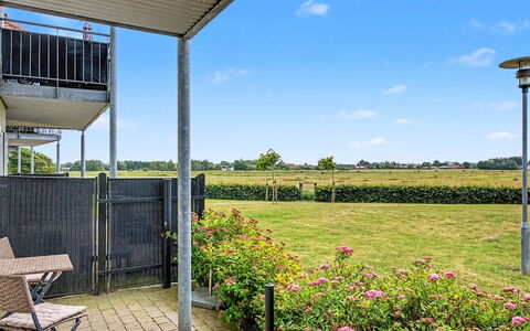 Elvira - 300M from the Sea: Blå, Boligområde, Lejlighed, Ejerlejlighed, Udvej, Altan, Estate, Lawn, Svømmepøl, Hotel