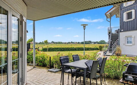 Elvira - 300M from the Sea: Blå, Boligområde, Lejlighed, Ejerlejlighed, Udvej, Altan, Estate, Lawn, Svømmepøl, Hotel