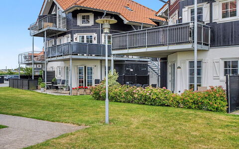 Elvira - 300M from the Sea: Blå, Boligområde, Lejlighed, Ejerlejlighed, Udvej, Altan, Estate, Lawn, Svømmepøl, Hotel