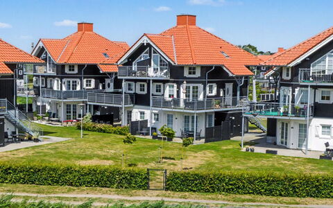 Elvira - 300M from the Sea: Blå, Boligområde, Lejlighed, Ejerlejlighed, Udvej, Altan, Estate, Lawn, Svømmepøl, Hotel