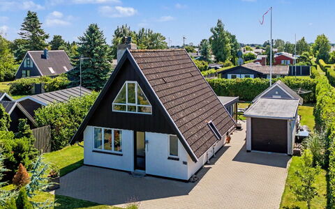 Rosalie - 150M from the Sea: Hjem, Hus, Boligområde, Tag, Sommerhus, Estate, Landscaping, Lawn, Have, Sidespor