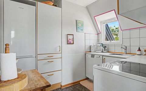 Rosalie - 150M from the Sea: Gulvbelægning, Indretning, Køkken, Træ, Etage, Større Bandage, Countertop, Cabinetry, Køkken Apparat, Loft