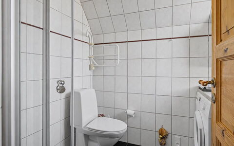 Rosalie - 150M from the Sea: Væg, Gulvbelægning, Etage, Sanitærarmatur, Toiletbræt, Indretning, Toilet, Badeværelse, Vvs, Værelse